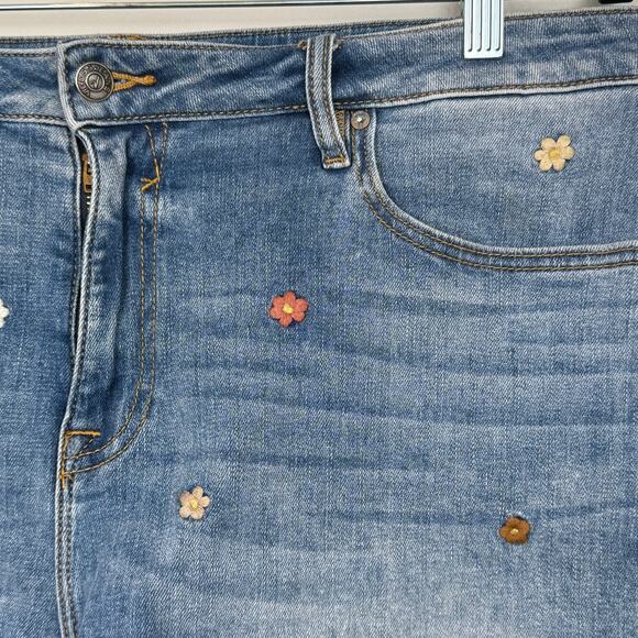Vigoss Floral Embroidered Jean Shorts Sz 16 | Boho Festival Daisycore Denim - Picture 4 of 9